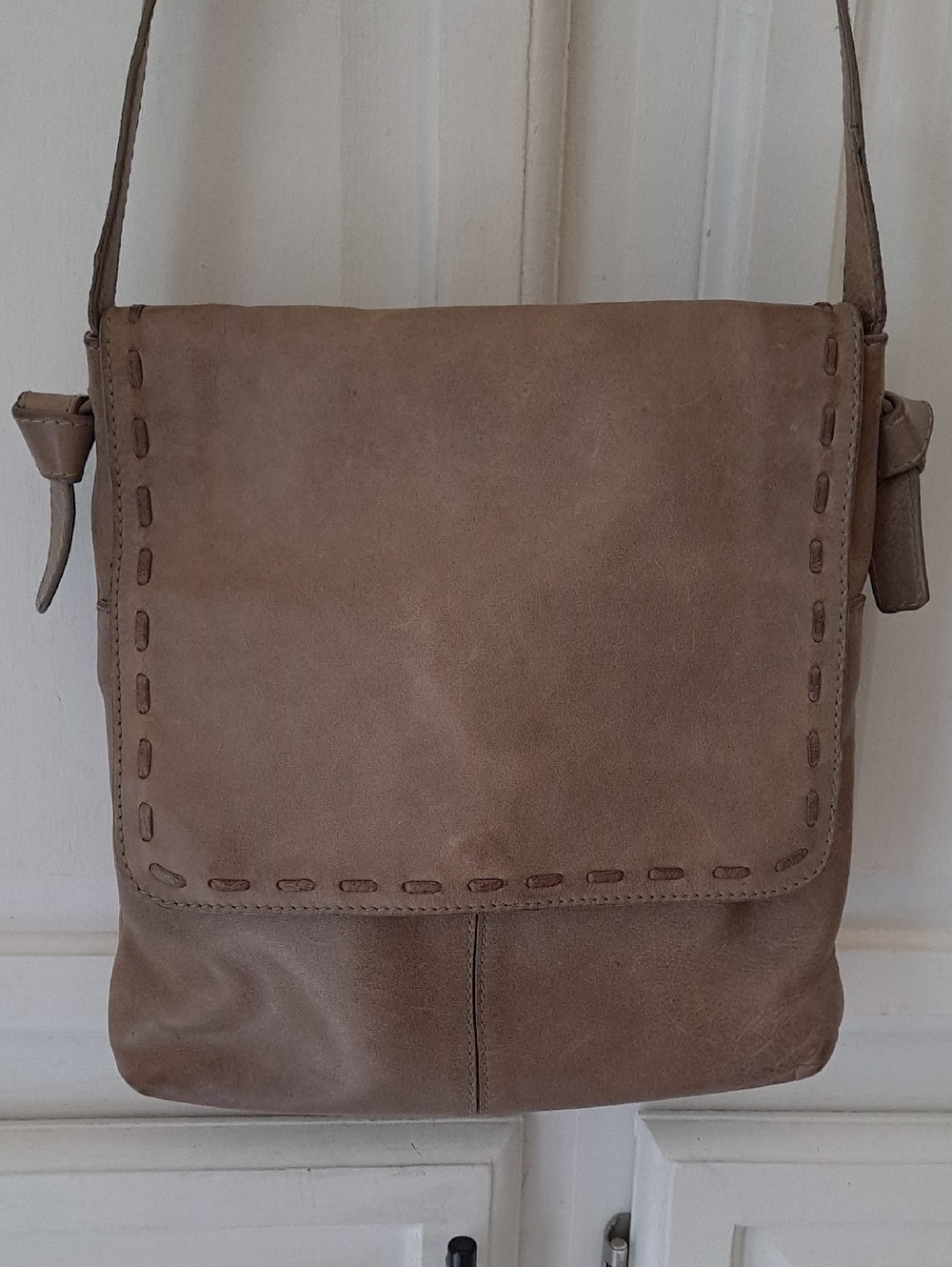 Nina Bossi Neutral Taupe Leather Hobo Crossbody Whipstitched Flap Daisy Line Bag